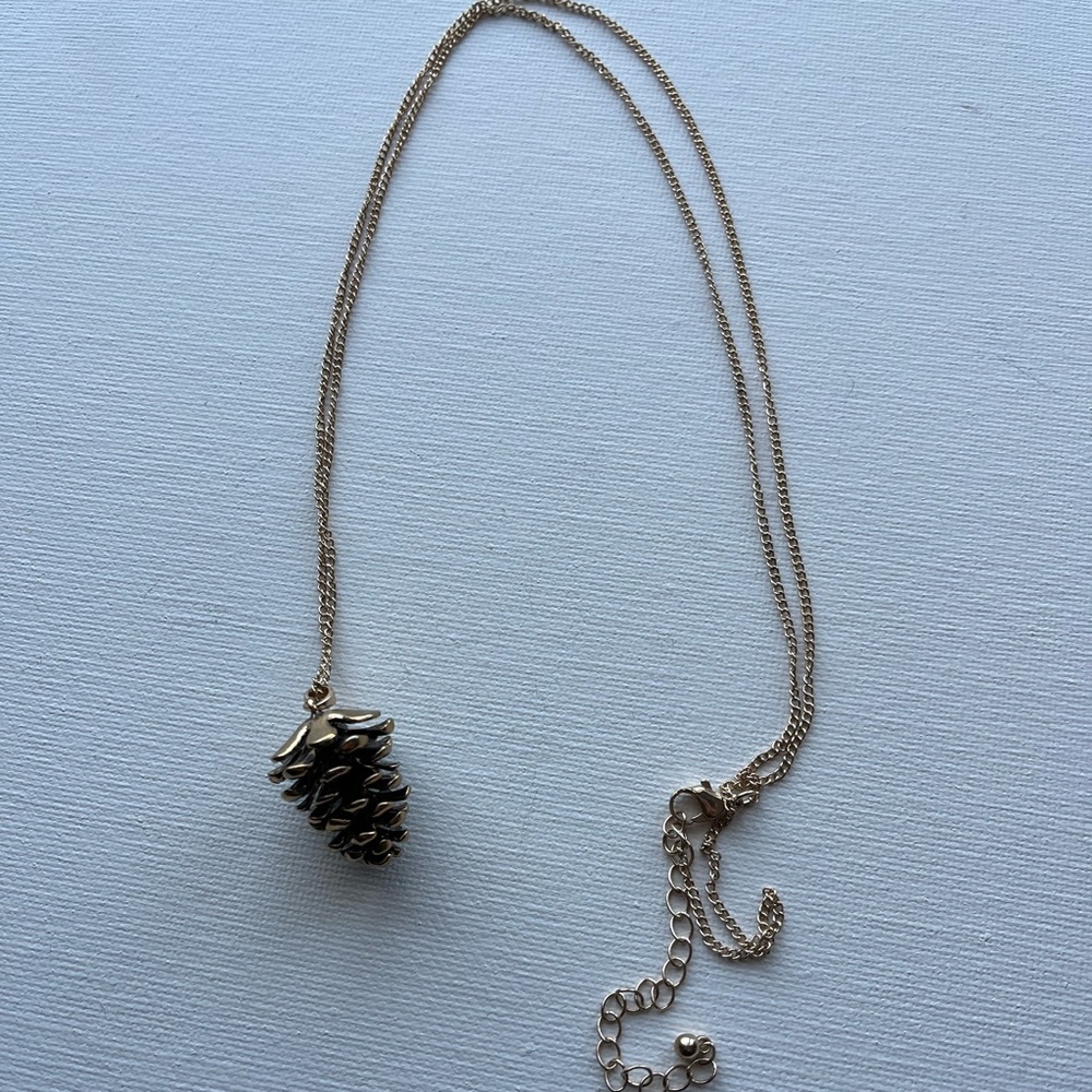 Old navy gold pine cone pendant necklace